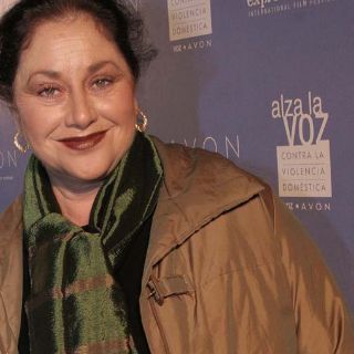 Angélica Aragón rinde tributo a su padre