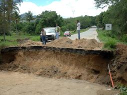 Las lluvias en Guerrero provocan el deslave de la tierra en los cerros que han sido cortados para construir carreteras. NTX  /