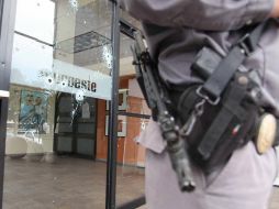 Tras el atentado que sufrieron las instalaciones del periódico “Noroeste”, elementos de seguridad resguardan el edificio. EL UNIVERSAL  /