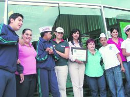 Los pequeños durante el recorrido por la fábrica. ESPECIAL  /