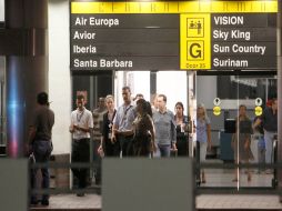 Pasajeros fueron evacuados tras la amenaza de bomba en el Aeropuerto Internacional de Miami. AP  /