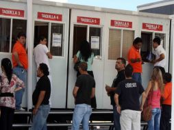 Las taquillas del Estadio Omnilife tuvieron poca afluencia de aficionados que buscaban un boleto para ver al Tri. A. HINOJOSA  /
