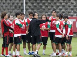 Efraín Flores da instrucciones a los jugadores de la Selección Mexicana durante una sesión de entrenamientos. EFE  /