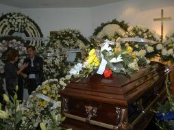 La tarde de este viernes fueron velados en una funeraria del sur de la ciudad de México, los restos del periodista. NTX  /