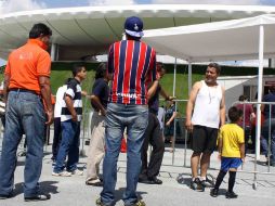 Aficionados en la taquila del Estadio Omnilife comprando su boleto para el partido de México. EL INFORMADOR  E. PACHECO  /