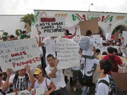 Tocó el turno a los estudiantes de la Escuela Politécnica de la UdeG de manifestarse a las afueras de Casa Jalisco. S. NÚÑEZ  /