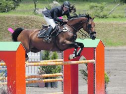 El jinete Arturo Parada, ayer durante el calentamiento en el Club La Hípica. EL INFORMADOR  M. FREYRÍA  /
