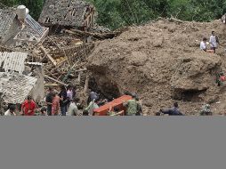Habitantes de Yunnan, buscando sobrevivientes. EFE  /