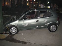 El auto donde iba el fallecido terminó por estrellarse en un posted de alumbrado público. O. RUVALCABA  /