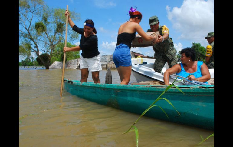 Soldados del Ejército mexicano ayudan a trasladar las pertenencias de habitantes de Villahermosa, en Tabasco. EFE  /