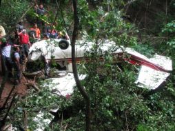 Equipos de rescate recobran los cuerpos del accidente de avioneta en el que murieron tres diputados del PAN así como dos alcaldes. EFE  /