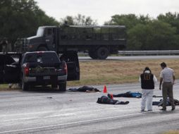 En Nuevo León, el Ejército abatió a cinco sicarios del crimen organizado y capturó a tres policías que los cuidaban. EFE  /