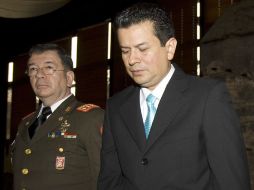 El ministro de Defensa y el canciller salvadoreños guardaron un minuto de silencio por los 72 migrantes muertos en México. AP  /