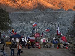 Familiares de los trabajadores del yacimiento aguardan noticias sobre las tareas de rescate. EFE  /