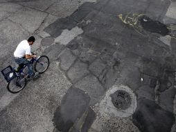 En la calle Juan Manuel, los ciudadanos se han apropiado del espacio urbano y han hecho de los baches obras de arte. S. NUÑEZ  /