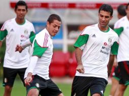 Javier 'Chicharito' Hernández disputa un balón con Rafael Márquez (der.) durante un entrenamiento en la casa de Chivas. E. PACHECO  /