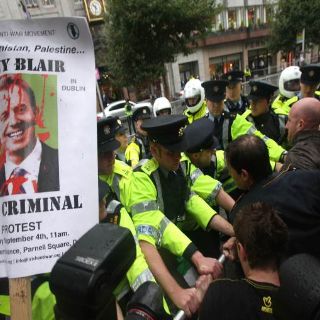 Arrojan huevos y zapatos contra Tony Blair en Dublín