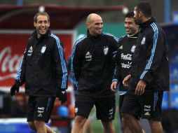 Esteban Cambiasso conversa con sus compañeros de la Selección de Argentina. REUTERS  /