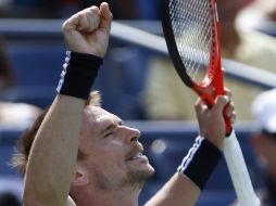 El sueco Robin Soderling levanta los brazos festejando su triunfo  ante el holandés Thiemo de Bakker. REUTERS  /