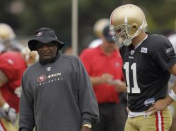 Alex Smith (der.) recibe undicaciones del coordinador ofensivo de los 49ers, Jimmy Raye, en la práctica del equipo. AP  /