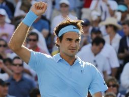 Roger Federer festeja con la afición su trinfo ante el francés Paul Henri. AP  /