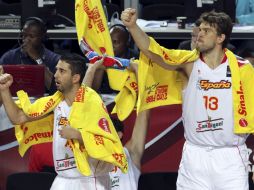 Juan Carlos Navarro (izq) y Marc Gasol festejan el triunfo que los pone en cuartos del mundial. EFE  /