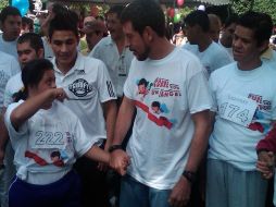 Miguel Castro en la línea de salida de la carrera con los pequeños participantes. ESPECIAL  /