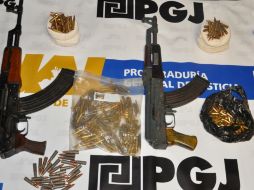 Al momento de la detención, policías investigadores les decomisaron dos vehículos, armas, chalecos antibalas y tiros útiles. ESPECIAL  /