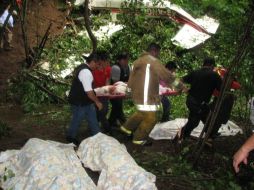 Equipos de rescate recobran los cuerpos del accidente de avioneta. EFE  /