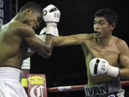 Jorge ''Coloradito'' Solís, retuvo esta noche su cinturón de peso superpluma de la Asociación Mundial de Boxeo. S. NÚÑEZ  /