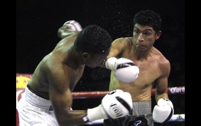 Jorge Solís salió airoso de su combate ante el colombiano Francisco Arroyo. S. NÚÑEZ  /