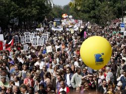 Miles de franceses salieron a la calles más importantes del país a pedirle al presidente acabar con su política racista. EFE  /