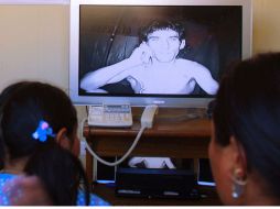 El minero Claudio Yañez habla con su esposa e hija a través de una video conferencia. EFE  /