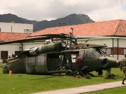 La aeronave aterrizó en la Escuela Militar de Bogotá, hubo tres heridos leves. EFE  /