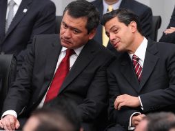 Enrique Peña Nieto (der.) acudió a la presentación del mensaje por el IV Informe de Gobierno de Felipe Calderón. NTX  /