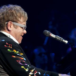 Elton John y Bocelli fascinan al público en España