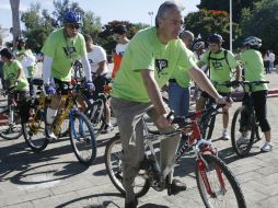 El secretario de Salud Jalisco, Alfonso Petersen Farah encabezó el contingente junto con alrededor de 100 ciclistas. M. FREYRIA  /
