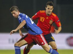 Cesc Fábregas (der.) es esperado con ansías por el Barcelona. REUTERS  /