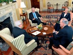 La secretaria de Estado Hillary Clinton, George Mitchell, durante la primera reunión de los líderes de Medio Oriente. REUTERS  /