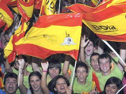 Los participantes tenían que ondear durante cinco minutos banderas de España con mástil. EFE  /