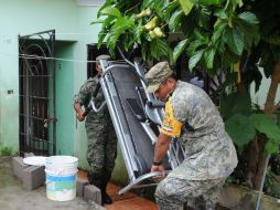 Soldados apoyan con el traslado las pertenencias de habitantes de Villahermosa, Tabasco. NTX  /