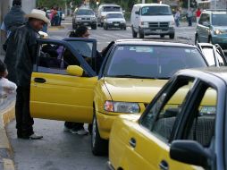 Los taxistas ofrecerán el servicio como lo realizan de manera habitual, y prometen respetar las tarifas del taxímetro. E. PACHECO  /