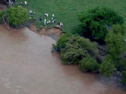El agua arrastró coches y construcciones, dejando una vialidad obstruida. ARCHIVO  /