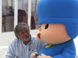 El presidente de la productora española Zinkia, José María Castillejo, posa con Pocoyó. EFE  /