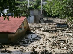 Pobladores de las comunidades, están incomunicados por los derrumbes de lodo y rocas. NTX  /