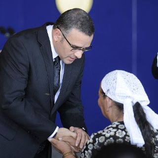 Funes parte hacia EU para inscripción de salvadoreños para TPS