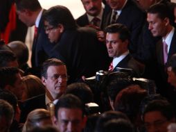 El gobernador mexiquense Enrique Peña Nieto (derecha) llega al Teatro Morelos para rendir su V Informe de Gobierno. EL UNIVERSAL  /