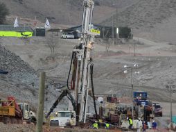 Trabajadores comienzan la perforación de ductos por donde rescatarán, en tres o cuatro meses, a los mineros atrapados. REUTERS  /