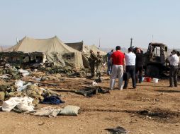 Militares e investigadores revisan la zona donde ocurrió el atentado, cerca de la ciudad de Buinaksk. EFE  /