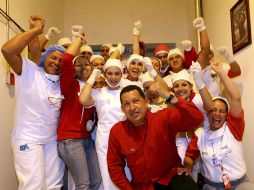 Hugo Chávez, presidente de Venezuela, posa con trabajadores de una fábrica de productos de leche, en el Estado de Táchira. REUTERS  /